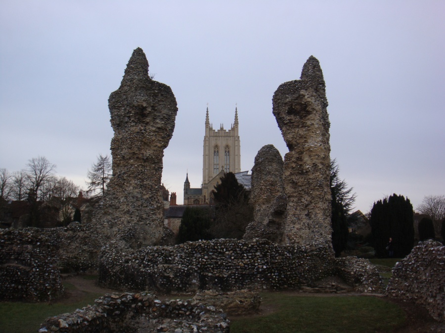 Through the ruins of the old abbey church to St. Edmunds Cathedral